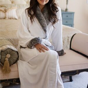 Burkett long white plush robe with an elegant faux fur shawl collar & trim Large